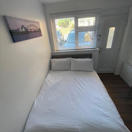 Fantastic Studio, Private Bathroom And Mini Kitchen. Thamesmead  Bagian luar foto