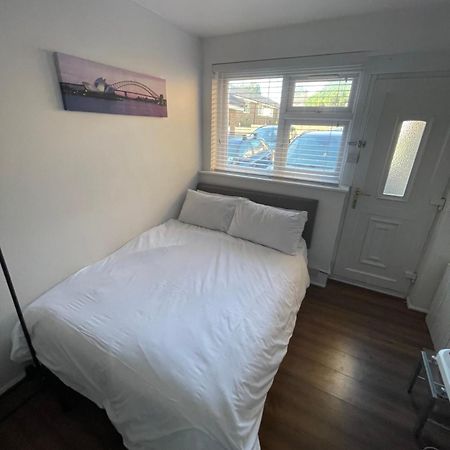 Fantastic Studio, Private Bathroom And Mini Kitchen. Thamesmead  Bagian luar foto
