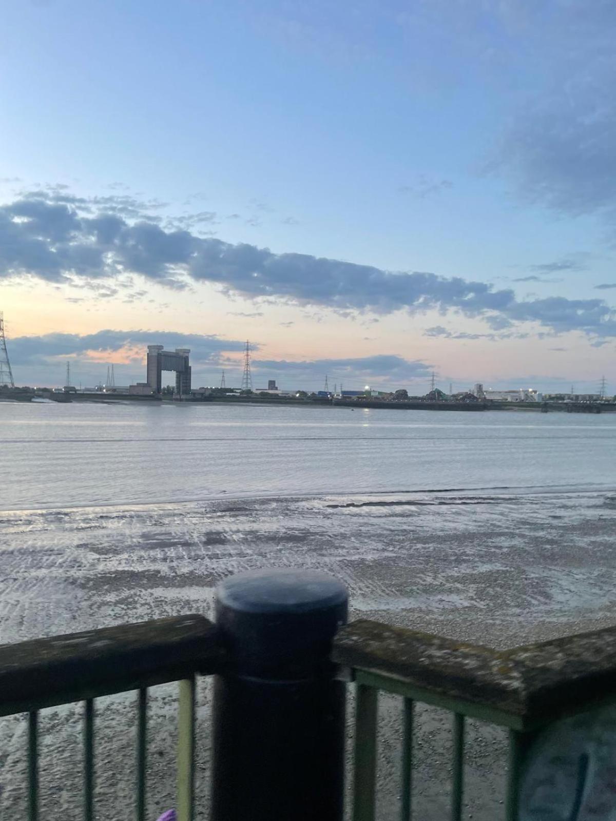 Fantastic Studio, Private Bathroom And Mini Kitchen. Thamesmead  Bagian luar foto