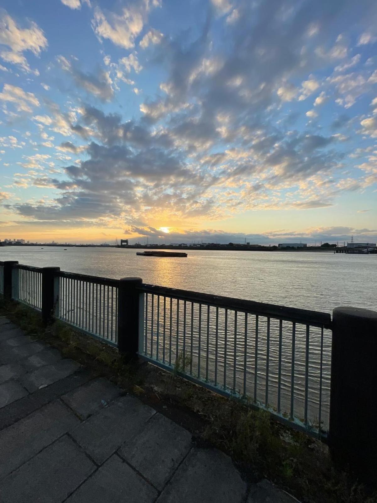 Fantastic Studio, Private Bathroom And Mini Kitchen. Thamesmead  Bagian luar foto