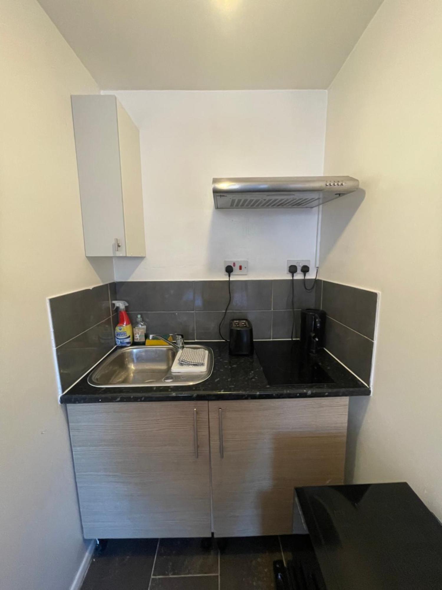 Fantastic Studio, Private Bathroom And Mini Kitchen. Thamesmead  Bagian luar foto